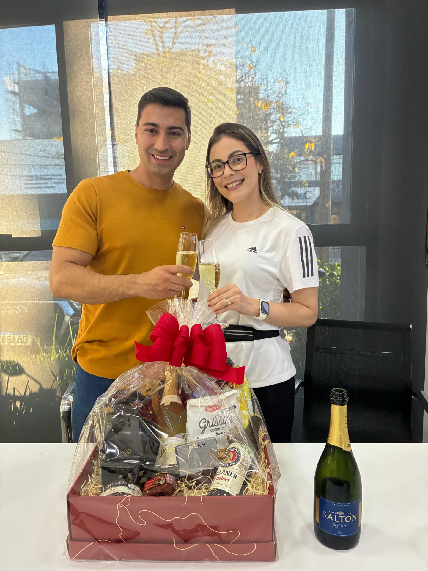 Clientes celebrando uma conquista imobiliária