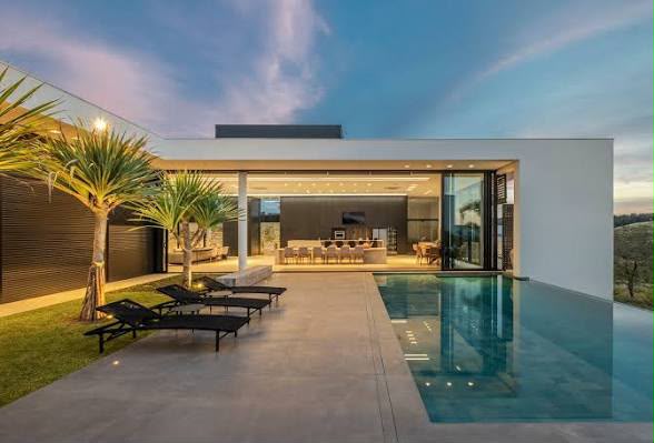 Casa contemporânea de alto padrão com piscina ao entardecer